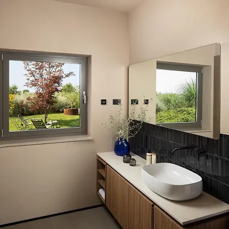 Luxury Puerto De Paz For 8 People Near Fazana With 60 M2 Private Heated Pool, Sauna, Mini Golf & Sea View Villa Vodnjan