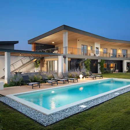 Luxury Puerto De Paz For 8 People Near Fazana With 60 M2 Private Heated Pool, Sauna, Mini Golf & Sea View Villa *
